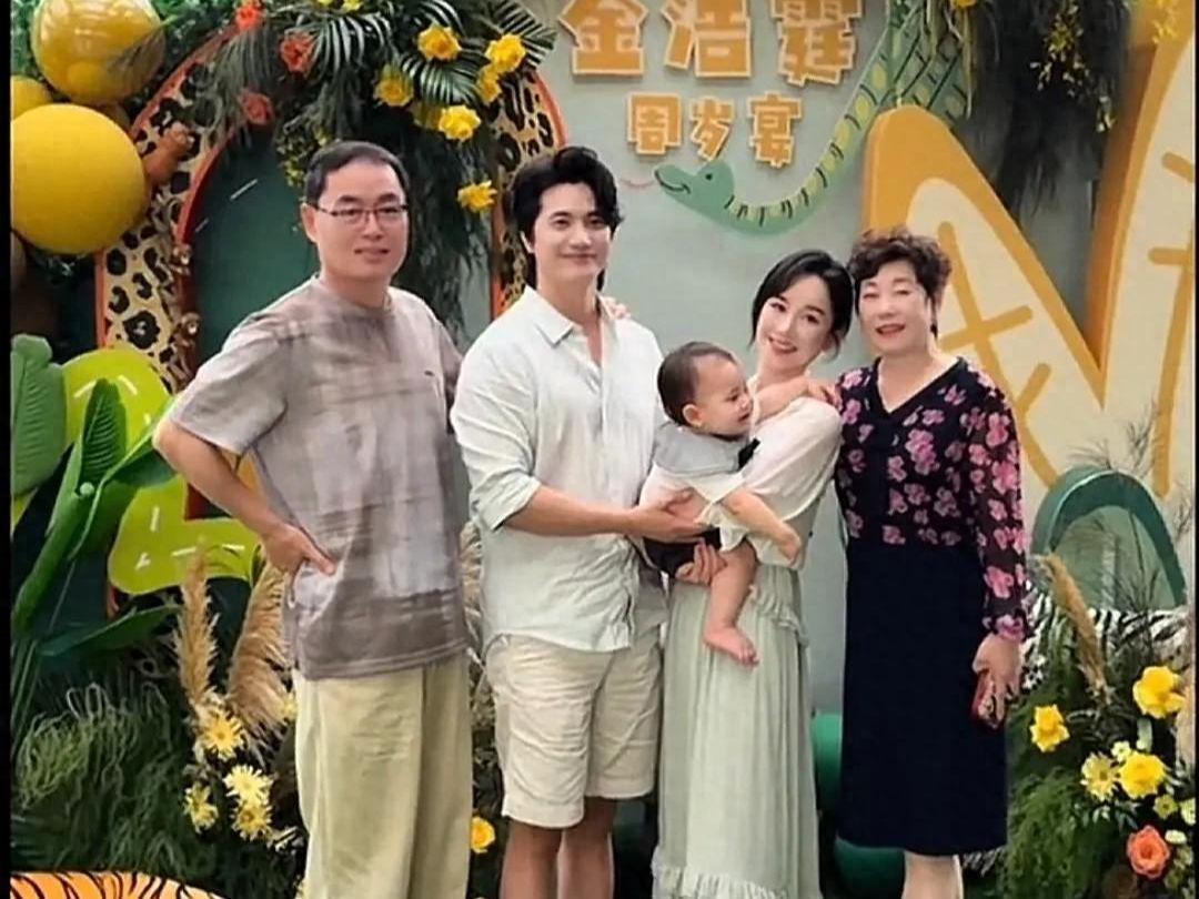 乐鱼在线入口-张檬儿子周岁宴排面拉满，爸爸全程温柔抱哄，被全家宠成小宝贝